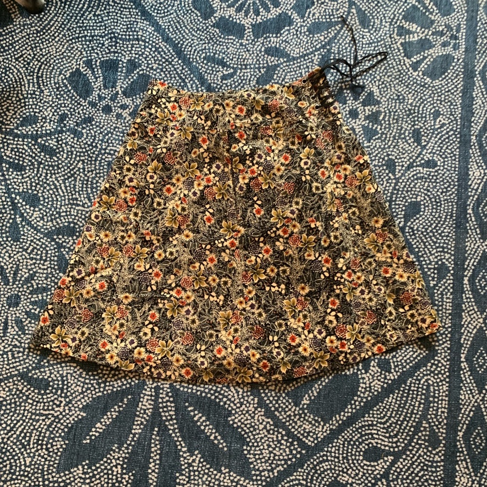 🍁 Edmé & esyllte A line floral skirt w side pockets